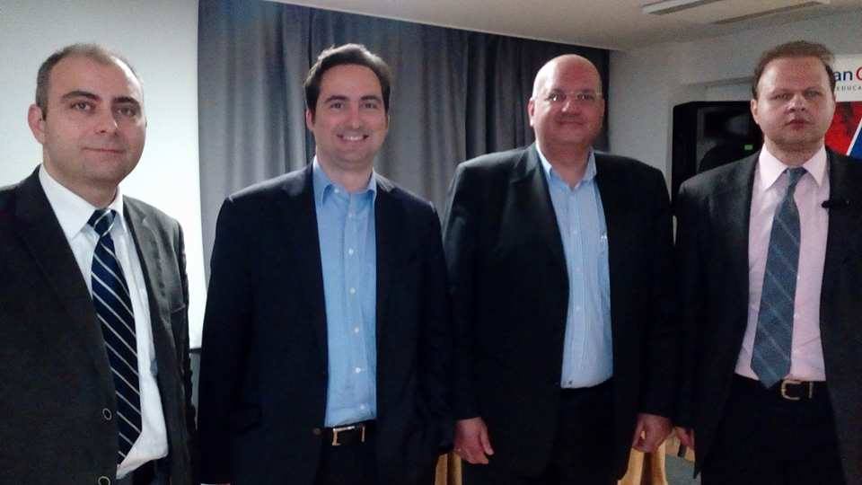 Από τα αριστερά προς τα δεξιά: Ο Δρ. Πέτρος Βιολάκης, Διευθυντής Ερευνών του ΚΕΔΙΣΑ, ο ιδρυτής και Πρόεδρος του ΚΕΔΙΣΑ, Ανδρέας Μπανούτσος, ο εισηγητής, κ. Βασίλης Κοψαχείλης, και ο Εκτελεστικός Διευθυντής του ΚΕΔΙΣΑ, Γιώργος Πρωτόπαπας