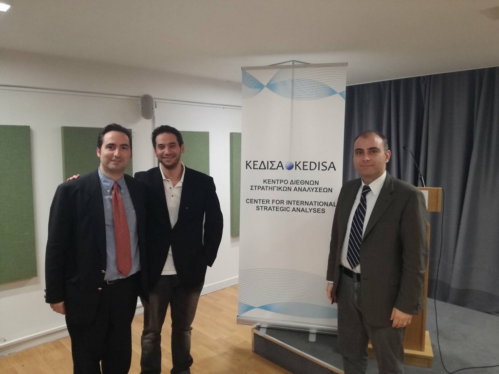 Από τα αριστερά προς τα δεξιά: Ο Ιδρυτής και Πρόεδρος Δ.Σ. του ΚΕΔΙΣΑ, κ.Ανδρέας Γ. Μπανούτσος, ο εκ των εισηγητών του σεμιναρίου κ. Αλέξανδρος Δρίβας, και ο Διευθυντής Ερευνών του ΚΕΔΙΣΑ, Δρ. Πέτρος Βιολάκης.