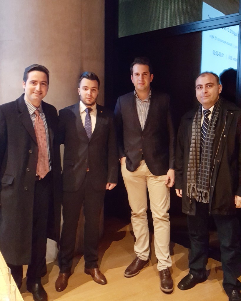 Από αριστερά προς τα δεξιά: Ο Ιδρυτής & Πρόεδρος του ΚΕΔΙΣΑ, κ.Ανδρέας Γ.Μπανούτσος, ο Πρόεδρος της Ομογενειακής οργάνωσης AHEPA Sons of Pericles, Athens Chapter "THESEUS" και Δόκιμος Αναλυτής ΚΕΔΙΣΑ, κ.Δημήτρης Ράπτης, ο Γενικός Γραμματέας του ΚΕΔΙΣΑ, κ.Όμηρος Τσάπαλος και ο Διευθυντής Ερευνών του ΚΕΔΙΣΑ, Δρ. Πέτρος Βιολάκης.