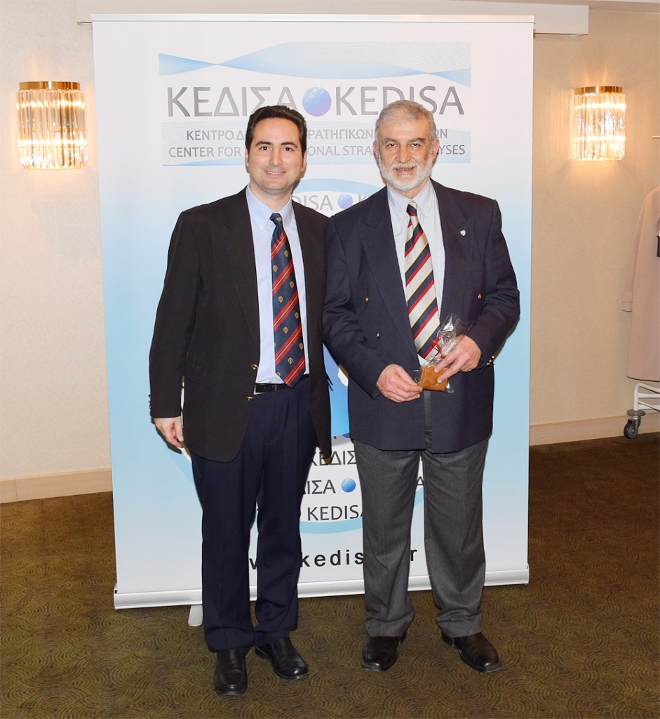 Από τα αριστερά προς τα δεξιά: Ο Ιδρυτής και Πρόεδρος Δ.Σ. του ΚΕΔΙΣΑ, κ.Ανδρέας Γ. Μπανούτσος και ο Ναύαρχος ε.α. και Πρόεδρος του ΕΛΙΣΜΕ, κ.Βασίλειος Μαρτζούκος.