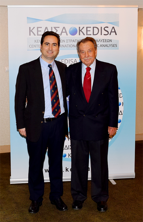 Από αριστερά προς τα δεξιά: Ο Ιδρυτής & Πρόεδρος Δ.Σ. του ΚΕΔΙΣΑ, κ.Ανδρέας Γ.Μπανούτσος και ο Ναύαρχος ε.α., κ.Άγγελος Χρυσικόπουλος.
