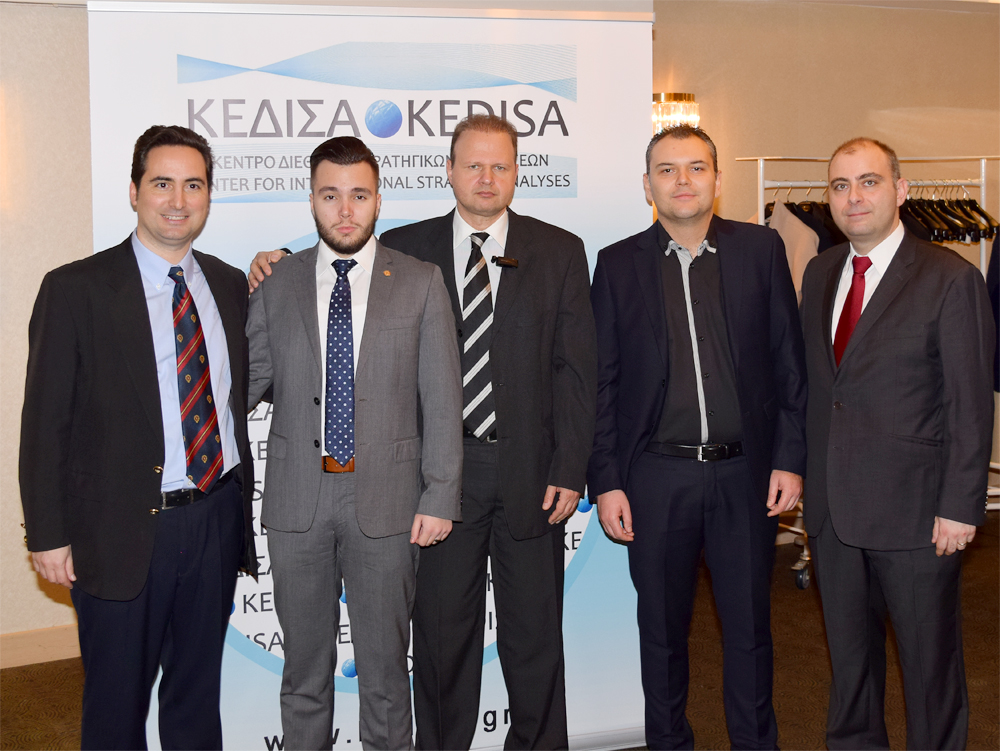 Από αριστερά προς τα δεξιά: Ο Ιδρυτής & Πρόεδρος Δ.Σ. του ΚΕΔΙΣΑ, κ.Ανδρέας Γ.Μπανούτσος, ο Πρόεδρος του νεανικού τμήματος της Ομογενειακής οργάνωσης AHEPA, Sons of Pericles, Athens Chapter «THESEUS» και Δόκιμος Αναλυτής ΚΕΔΙΣΑ, κ.Δημήτρης Ράπτης. ο Εκτελεστικός Διευθυντής του ΚΕΔΙΣΑ, κ.Γιώργος Πρωτόπαπας, ο Ιδρυτικός Εταίρος και μέλος Δ.Σ. του ΚΕΔΙΣΑ, κ.Κωνσταντίνος Μαργαρίτου και ο Διευθυντής Ερευνών του ΚΕΔΙΣΑ, Δρ. Πέτρος Βιολάκης.