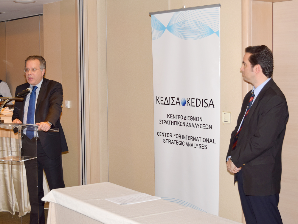 Από τα αριστερά προς τα δεξιά: Ο Βουλευτής Β' Αθηνών και Τομεάρχης Εξωτερικών ΝΔ και εκπρόσωπος του Προέδρου της ΝΔ κ. Κυριάκου Μητσοτάκη στην εκδήλωση του ΚΕΔΙΣΑ, κ.Γιώργος Κουμουτσάκος και ο Ιδρυτής και Πρόεδρος Δ.Σ. του ΚΕΔΙΣΑ, κ. Ανδρέας Γ. Μπανούτσος.