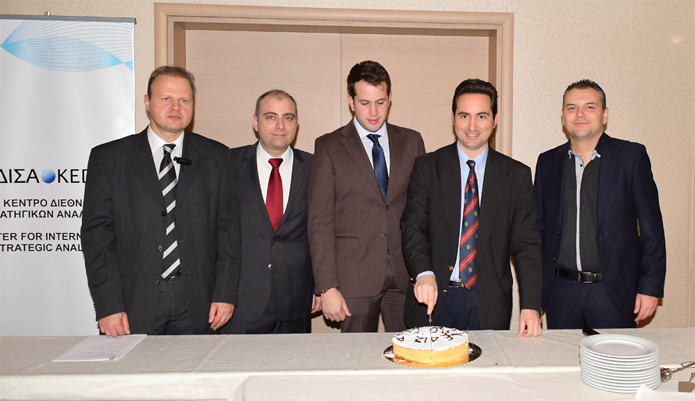 Από αριστερά προς τα δεξιά: Ο Εκτελεστικός Διευθυντής Δ.Σ του ΚΕΔΙΣΑ, κ.Γιώργος Πρωτόπαπας, ο Διευθυντής Ερευνών του ΚΕΔΙΣΑ, Δρ. Πέτρος Βιολάκης, ο Γενικός Γραμματέας Δ.Σ. του ΚΕΔΙΣΑ, κ. Όμηρος Τσάπαλος, ο Ιδρυτής και Πρόεδρος Δ.Σ του ΚΕΔΙΣΑ, κ.Ανδρέας Μπανούτσος