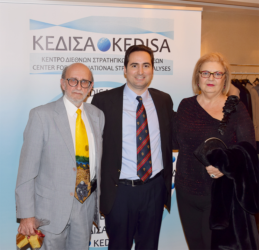 Από αριστερά προς τα δεξιά: Ο Πρόεδρος του Ελληνο-Αιθιοπικού Επιμελητηρίου, κ.Παύλος Παπασίνος, ο Ιδρυτής και Πρόεδρος Δ.Σ. του ΚΕΔΙΣΑ, κ.Ανδρέας Μπανούτσος και η Πρόεδρος του Ελληνο-Κινεζικού Κέντρου Επιχειρηματικότητας, κα.Αφροδίτη Μπλέτα.